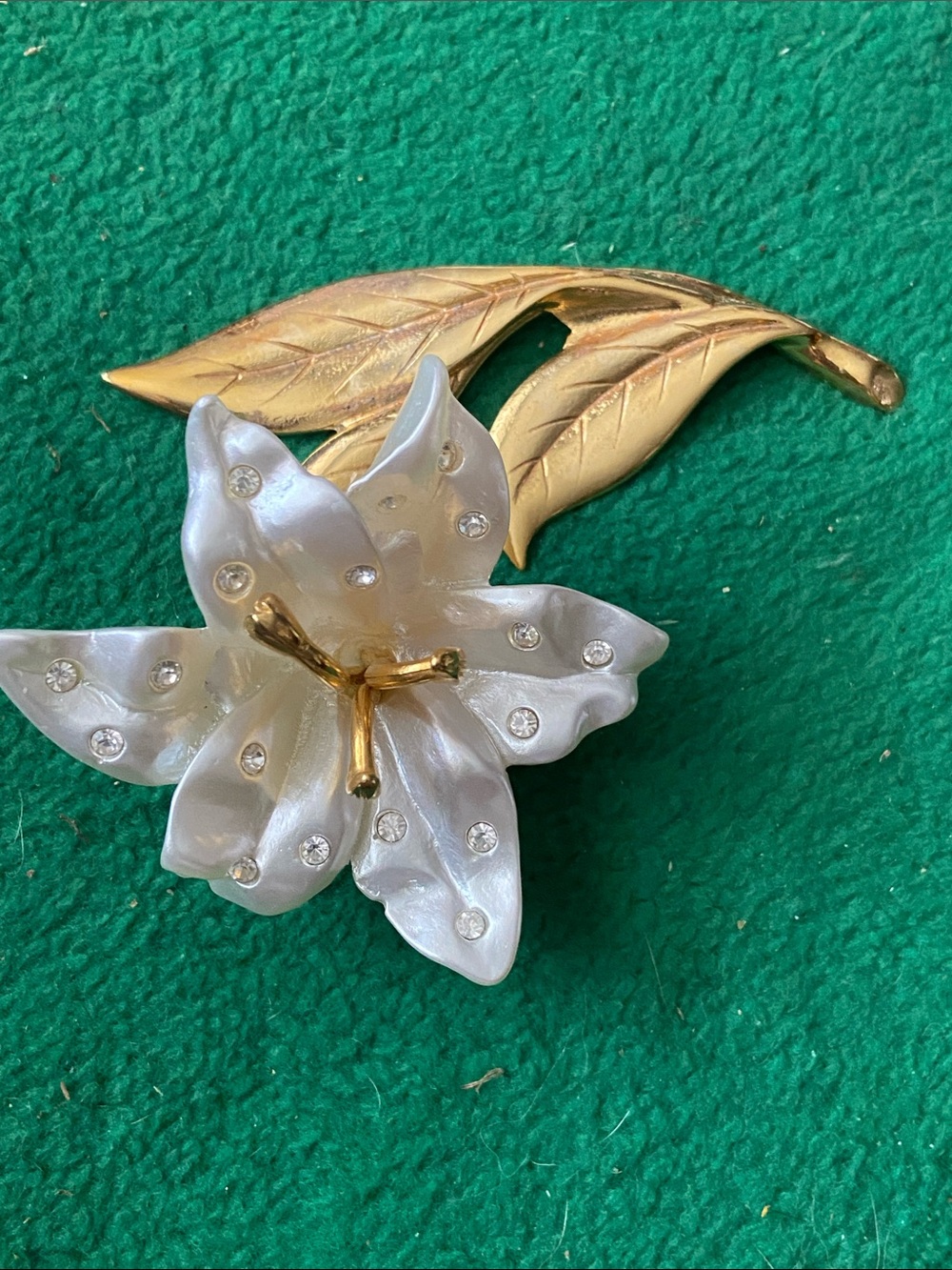 Italian Pearl-Effect Flower Decor Object Gold Metal Stem Leaf Accent Resin